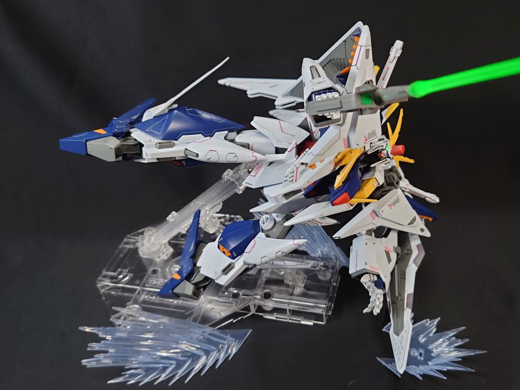 付属のビームサーベルは銃口にピタリとハマるから射撃シーンも簡単に再現できる。親切設計ですね♪