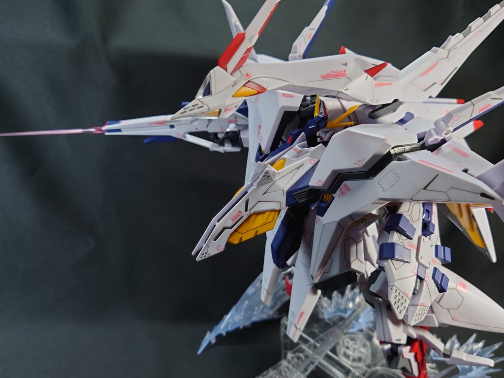 ペーネロペーのサーベルは細いので若干威力が弱そうなビームに見えてくる。