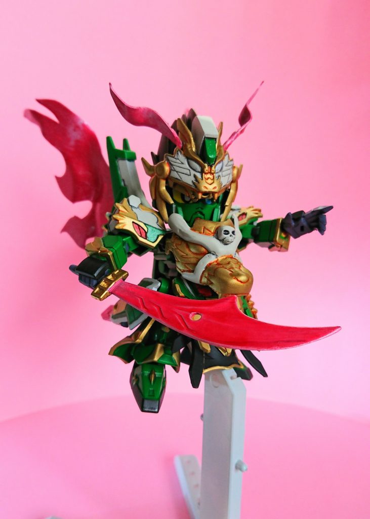 もちろん、これは外せません。ファントムライトもちゃんと付きます。原機は、各所からファントムライトが吹き出す設定ですけど。さすがにSDでそれをやると、完全に可動域が殺されますので(^_^;)特徴的である、背中と額の部分のみに止めました。