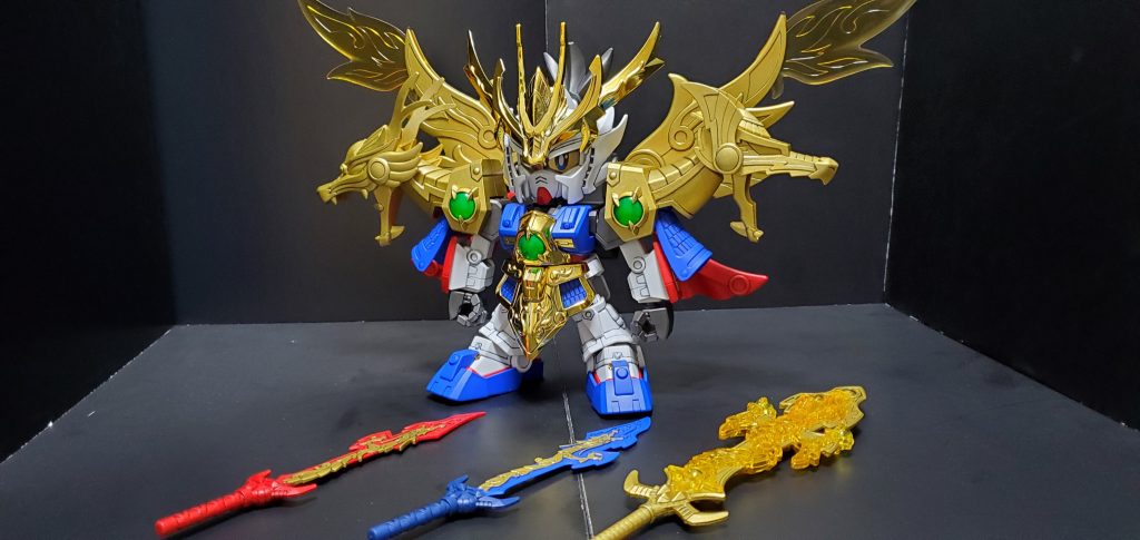 キットとしては真 豪華 翔烈帝 龍装 劉備ガンダムが1体と真赤龍翔神刀と真青龍烈斬刀、天翔龍帝剣が1本ずつ付きます。真赤龍翔神刀と真青龍烈斬刀は背部にマウントできます。