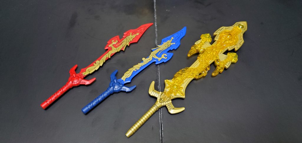 真赤龍翔神刀と真青龍烈斬刀は柄が黒だったのでそれぞれ赤と青で塗装しています。天翔龍帝剣はゴールドリーフで塗装しています。