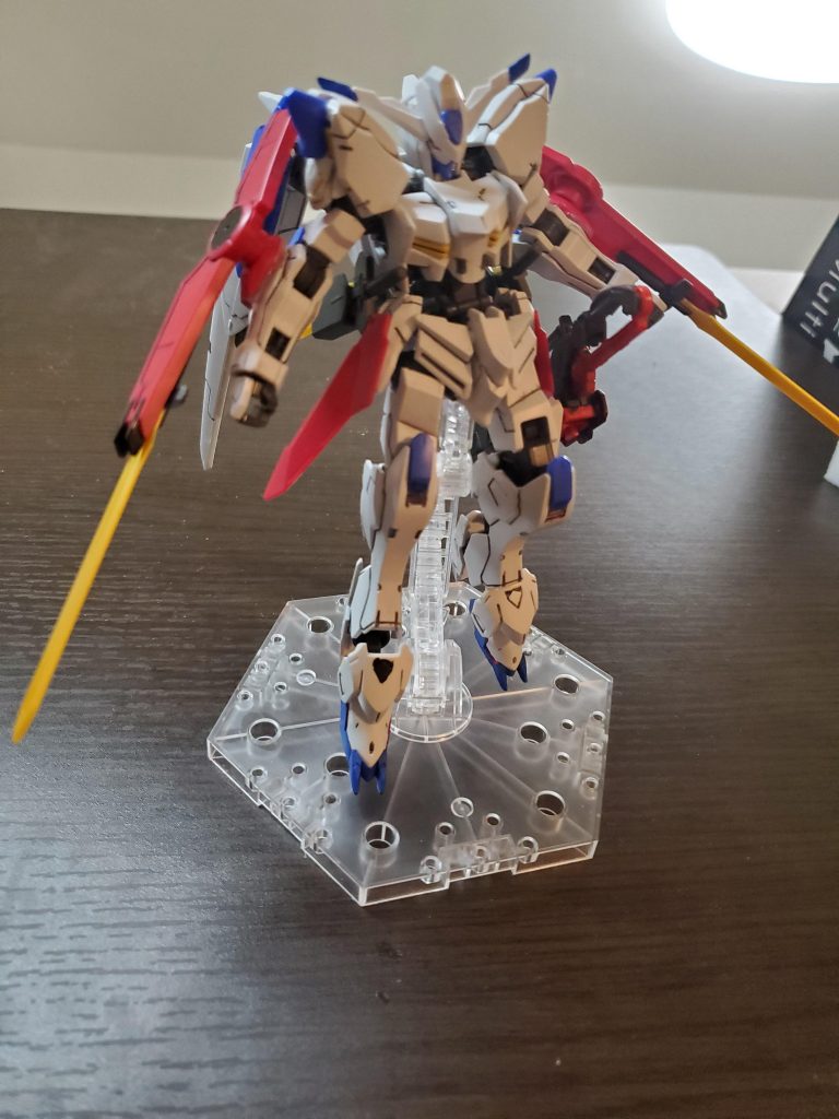 腕の剣を展開。リーチ重視 