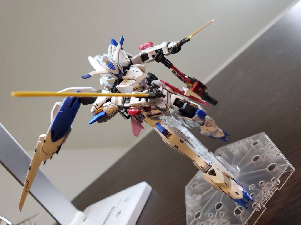 腰の剣を構える。手数重視のスタイル。前述の通り可動が死んでるので、少しでもポーズしやすくするためにシールドは外しました