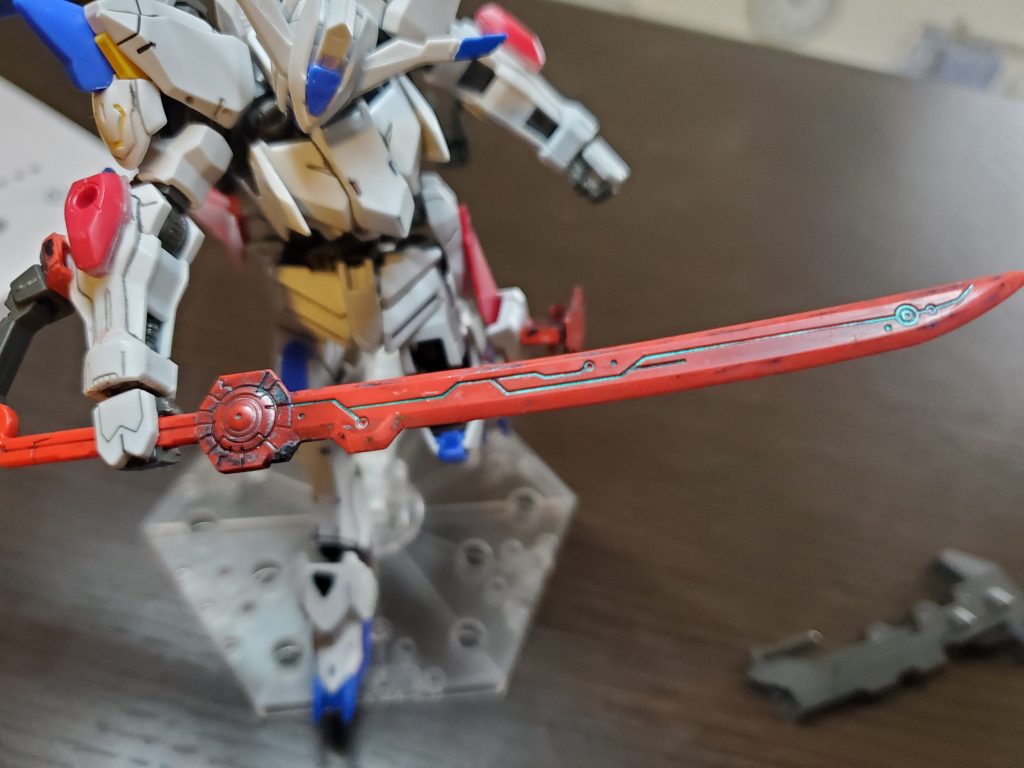 こだわりポイント？調べたらアスタロトは毒の悪魔らしいので、毒っぽく緑を入れてみました。鍔のあたりは毒のもとなので少し黒で塗ってから拭って汚しました