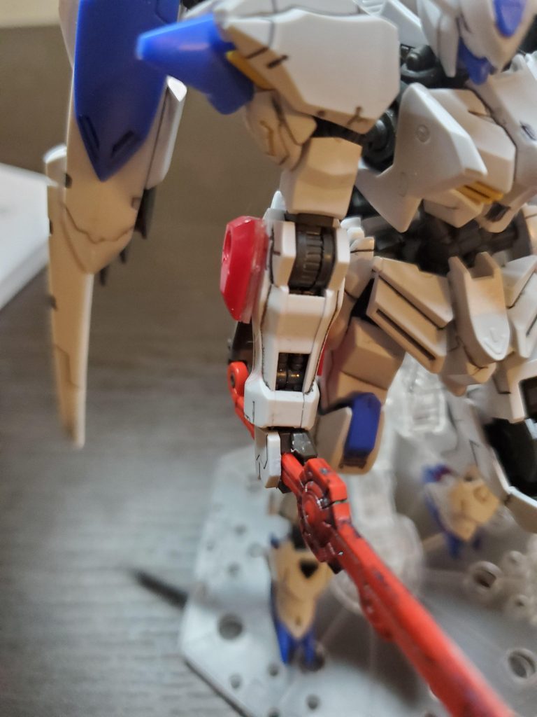 腕のパーツ接着です。グリムゲルデの肘を切って、プラバンで高さ調整してくっつけました。アスタロトの