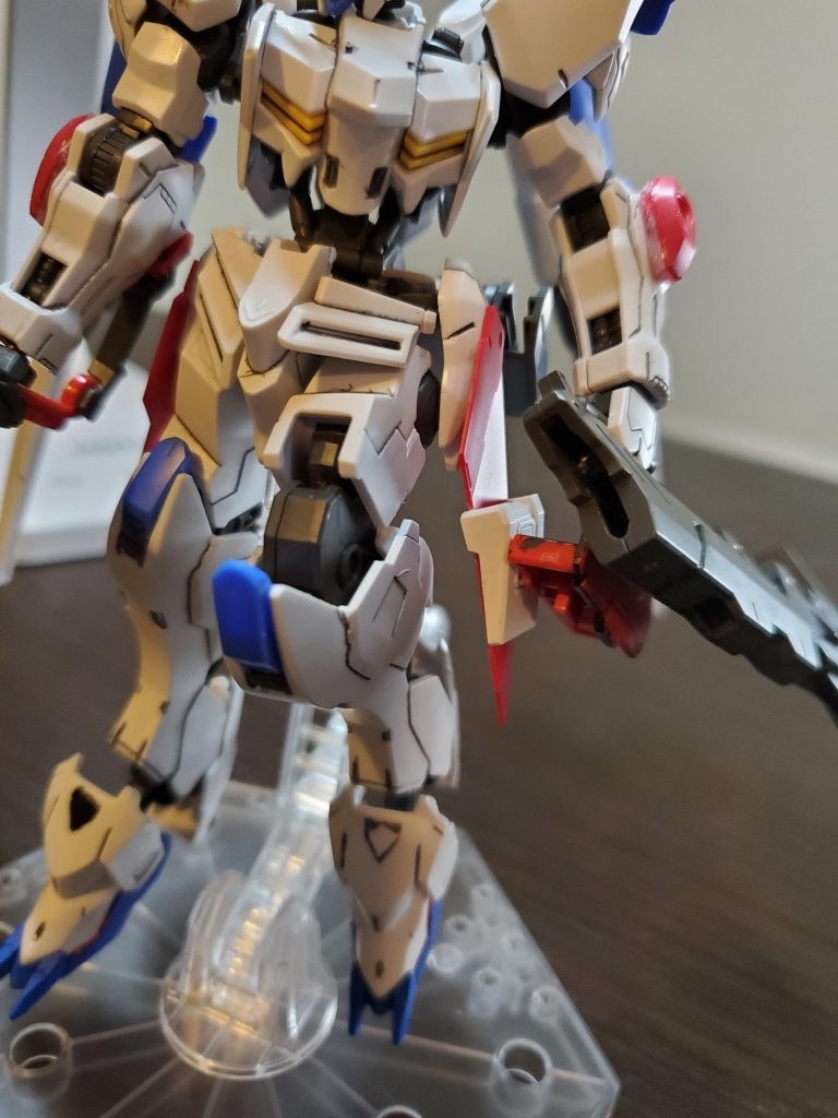 サイドスカートはグリムゲルデのリアスカートを半分にしてそれぞれ接着。左のみダブルオーのサイドスカートをつけてハードポイントにしてます