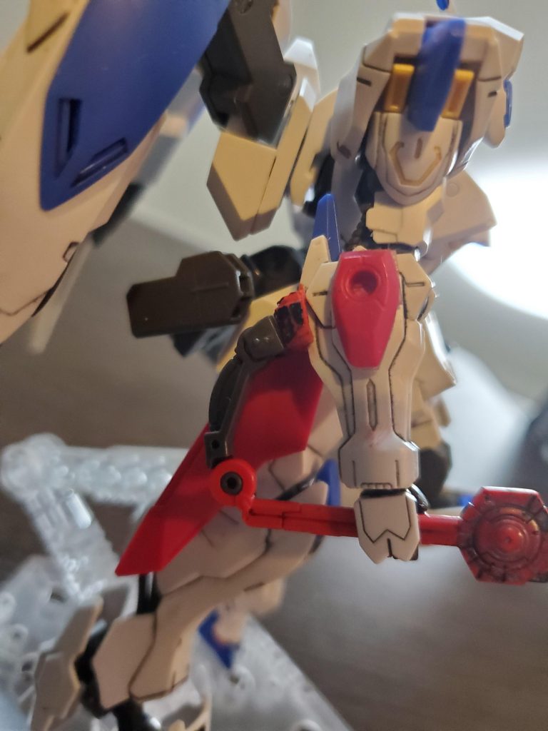 アスタロトの肘も接着してます。混ざった感を出したかったんですが、手抜き感が否めません………