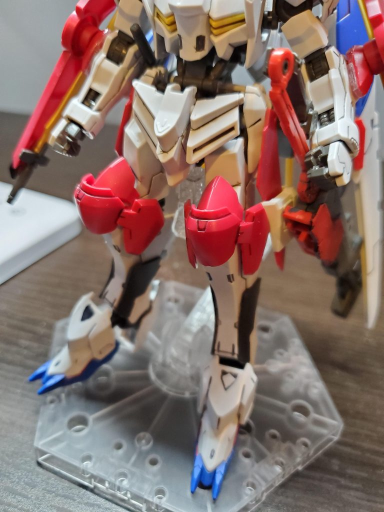 膝!グリムゲルデの膝と足首前のアーマを接着しました。脛の左右はグリムゲルデの脛アーマーを2つに割って左右に接着しました。