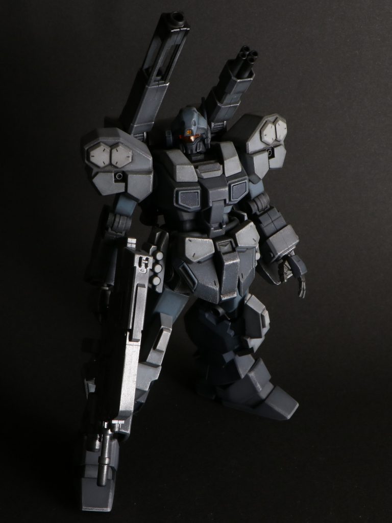 ディスプレイスペースが手狭になってきたため、古参のこの子には箱に収まって頂くことに。その前の記念撮影です。