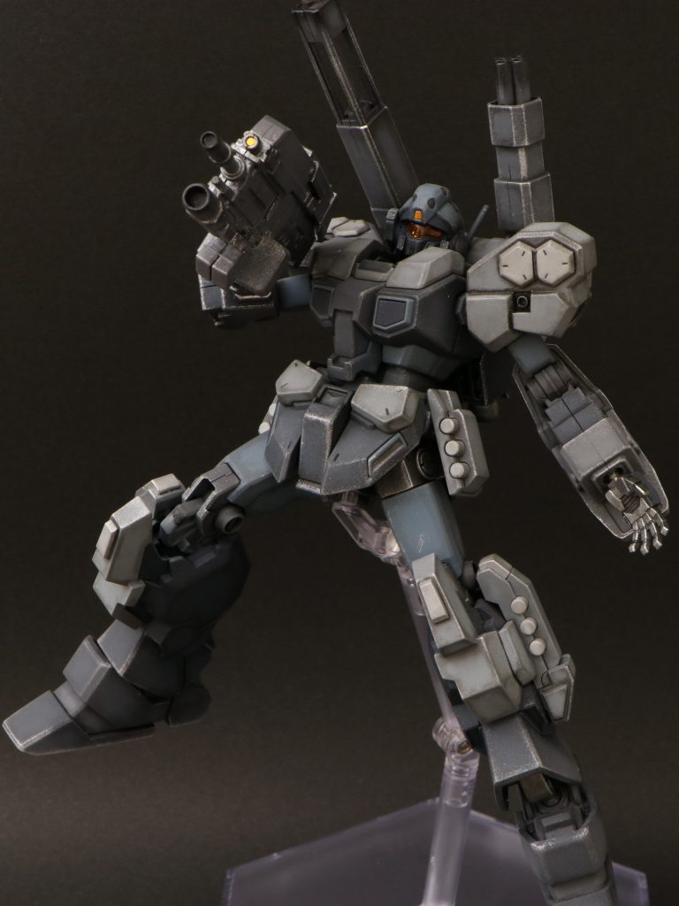 当時はまだ機材が乏しかったため、部分塗装、つや消しトップコート、ウォッシング、ドライブラシで仕上げました。武器は筆塗りで塗装してあったのを、エアブラシで手直ししました。