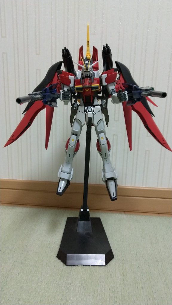 時はC.E.73年……。ザフト軍の上層部からインパルスガンダムのチェストフライヤーの有り得へん……もとい、評判の悪かった飛行形態と、そもそも分離して出撃するため、合体前にチェストフライヤーやレッグフライヤー、そして各シルエットが撃墜されるという問題を改善すべく、インパルスガンダムの飛行形態を一から見直すべく新装備の開発が行われ、実際に新しく用意されたインパルスガンダムへと装備されることになった……。こうして生み出されたのがこのウイングインパルスである。メイン武器はどこから調達したのか、ビルドガンダムMk-Ⅱのシールド&ビーム砲を両腕に装備。腰部はストライクガンダムのパーツが流用され、腰部のサイドアーマーと、ビームサーベルはテスタメントガンダムのものが使われている。