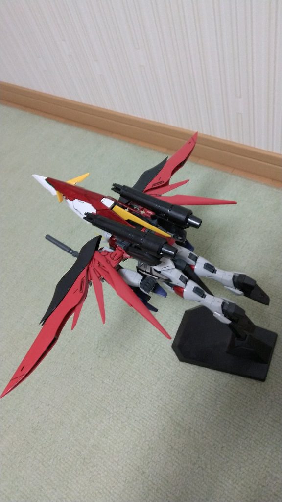 飛行時にはバックパックのガトリング砲、メイン武器のビーム砲を前方に集中でき、さらに機動性も上がるものと期待されていた。