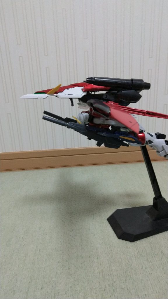 しかし、実際に造られた本機であったが、モビルスーツ形態では問題なく軍の要求した性能を発揮したものの、問題は肝心の飛行形態にあった。飛行形態に変形すると、上から見た場合は特に問題は無かったが、横から見ると機種の意味が殆ど無く、これはこれで有り得へんという指摘があり、さらに宇宙空間なら問題は無かったものの、大気圏内では上半身への空気抵抗が予想より強く、予定していた程の速度が出ないことがテストの結果分かり、さらにその空気抵抗で機体や機首のシールド及びバックパック等の追加武装に予想以上の負荷がかかる事が判明した。高コストをかけた割に、思った程の結果が出なかったため、結局、試作機が一機のみ作られただけで本格的な生産は打ち切りとなり、この計画はお蔵入りとなり、このデータとコスト面が重視されたディスティニーインパルスRが正式採用とされるのであった……。余談だが、一機だけ造られたこの機体が実戦に配備されたという記録は未だ見つかっていない……。もしかすると、ディスティニーインパルスRへと改修がなされたのかもしれない。今回の投稿はこれで終わろうとおもいます最後まで見ていただきありがとうございました!