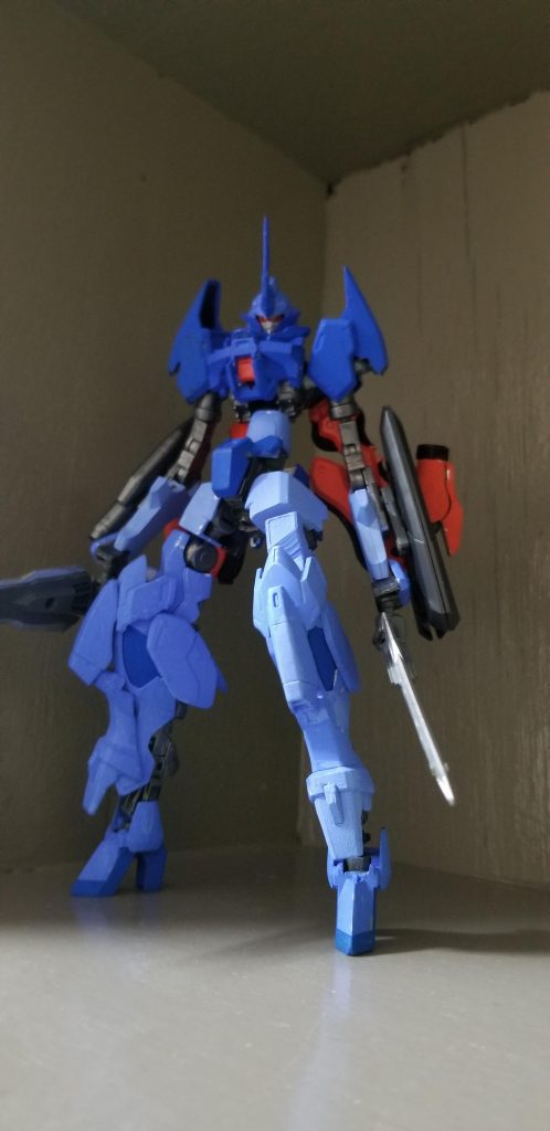 型式番号:MF-S-001機体名:ソウエン設定:ガンダムフレームのデータをベースに、最新技術を用いて作られた次世代フレーム、メタルフレーム。その、一号機がこのソウエンである。この機体名は阿頼耶識システムの伝達情報を搭載AIに取捨選択させ、細胞を培養した疑似脳に負担を肩代わりすることによって、神経負担を減少させるシステム、唯識システムを起動した本機が、その機動力から蒼い炎のように見えることから、また背面から伸びたアームユニットが機体色の蒼とは対照的に赤い二つの火柱を連想させることから付けられた。