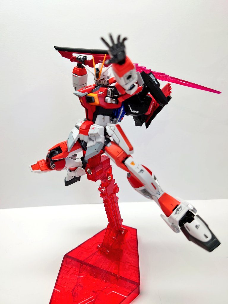 ビームブーメランです。ビームエフェクトのパーツをメタリックピンク→クリアマゼンタの順で塗装したんですけど分かりにくいですね。