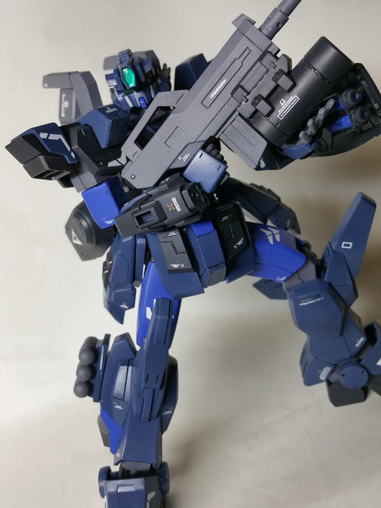 ライフルは確かアヘッドのものをベースにジムライフルのマガジンやスーパーナパームなどを張り付けております。ほかの武装はシールドに備え付けのビームサーベルと脚部のミサイル、他に腰に陸戦ペイルのミサイルポッドを取り付けられます。