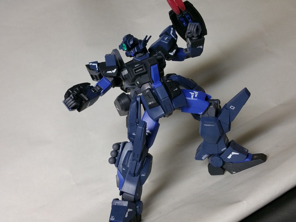 盾に取り付けたままサーベルを展開したり!