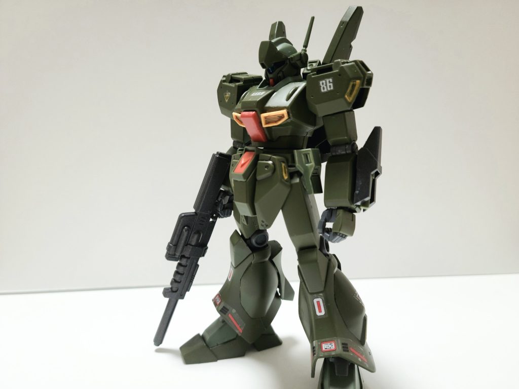 フロントビュー。エアインテークの増設と、腕へサーベルボックスの追加。