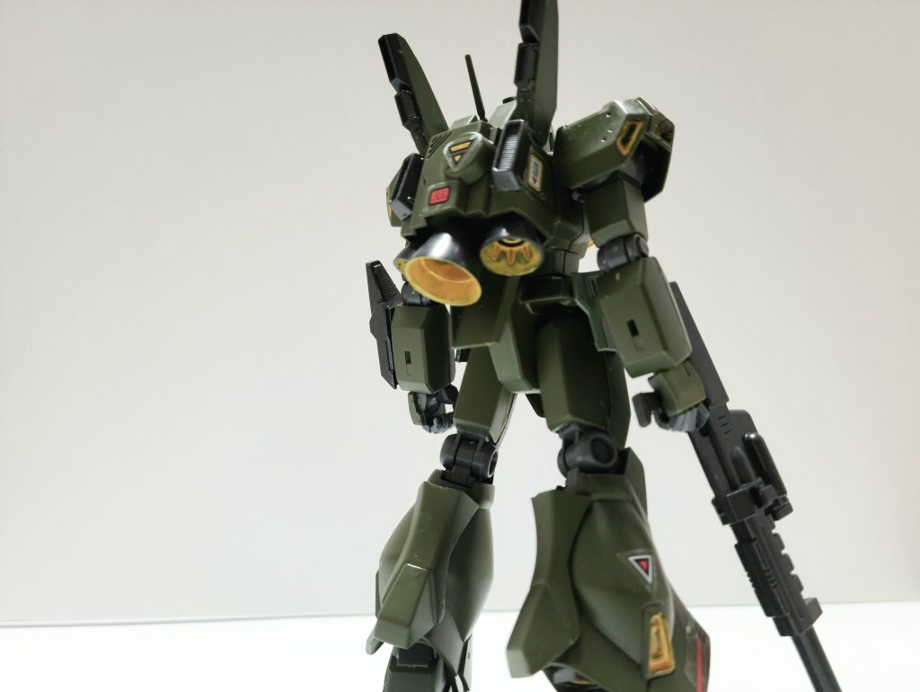 バッグビュー。バックパックノズルの大型化とバーニアアームの追加。脚部にコンフォーマルバーニアの追加装備。両者とも高重力圏対応装備。