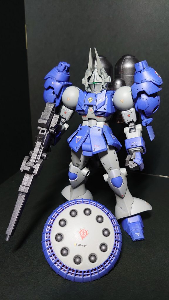 顔と肩パーツは、ジャンクパーツからあれこれ取り付けてそれらしく組んでみました。