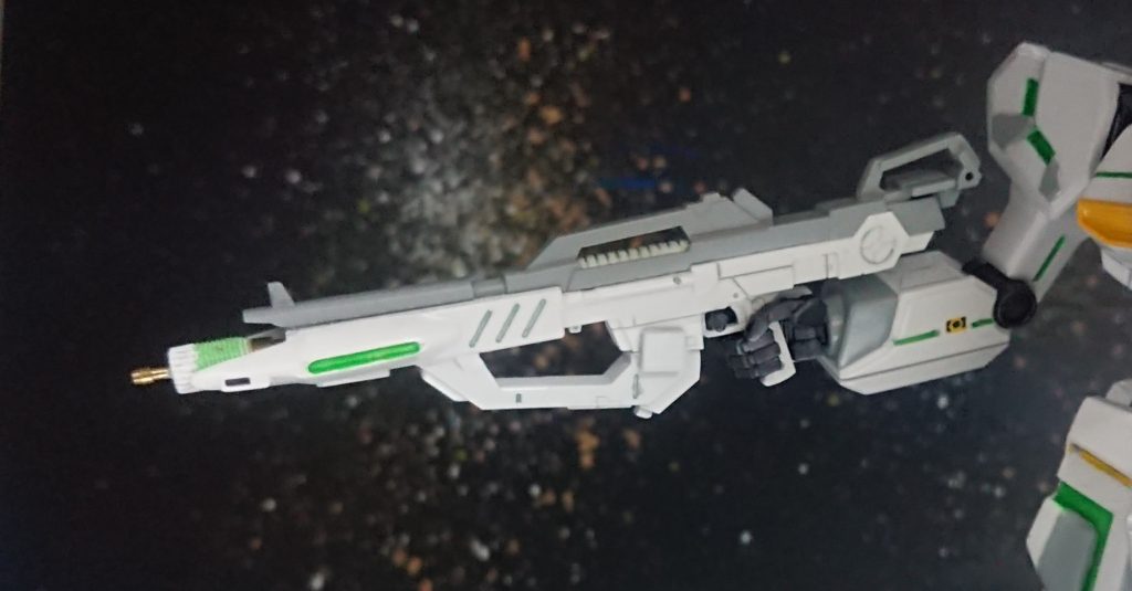 武装:ビームニードルライフルサイコフレームによる高圧縮、高密度化(謎理論)により貫通力を極限まで高め、ビーム撹乱幕は勿論、iフィールドすら貫通するビームニードルを射出する。