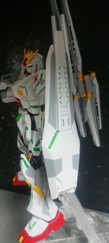 シールドファンネル盾としての機能はサイコフィールドによって強化され、ファンネルとして遠隔サポート、自動運行により母艦との武器、燃料の搬送も可能。ビームサーベルも格納している。後のアームドアーマーの原型となる。
