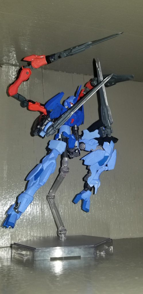 サブアームを展開した状態。四つの刃が敵を襲う。