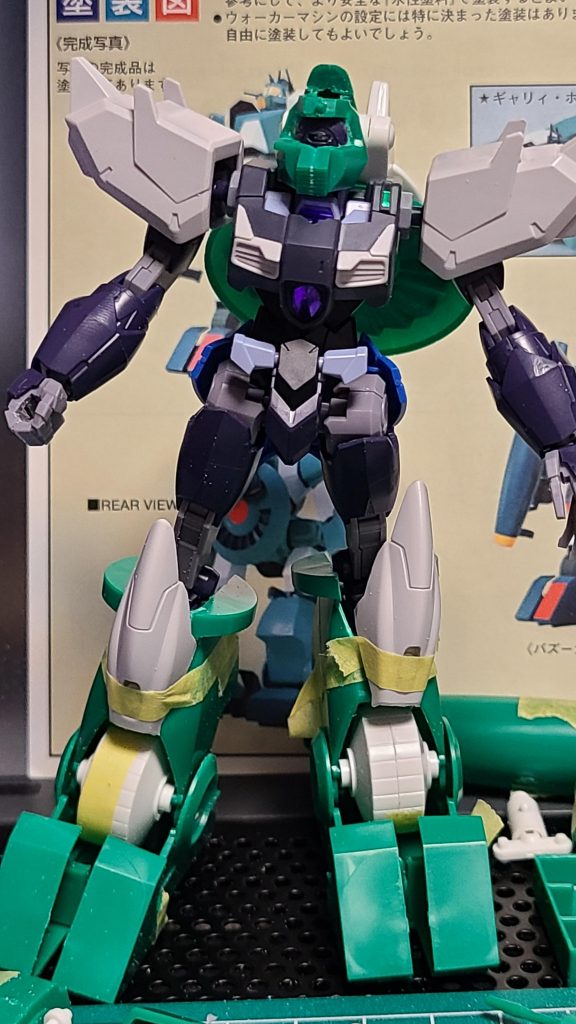 ▲足はフェイクニューから膝と足の接続軸をパテで接着