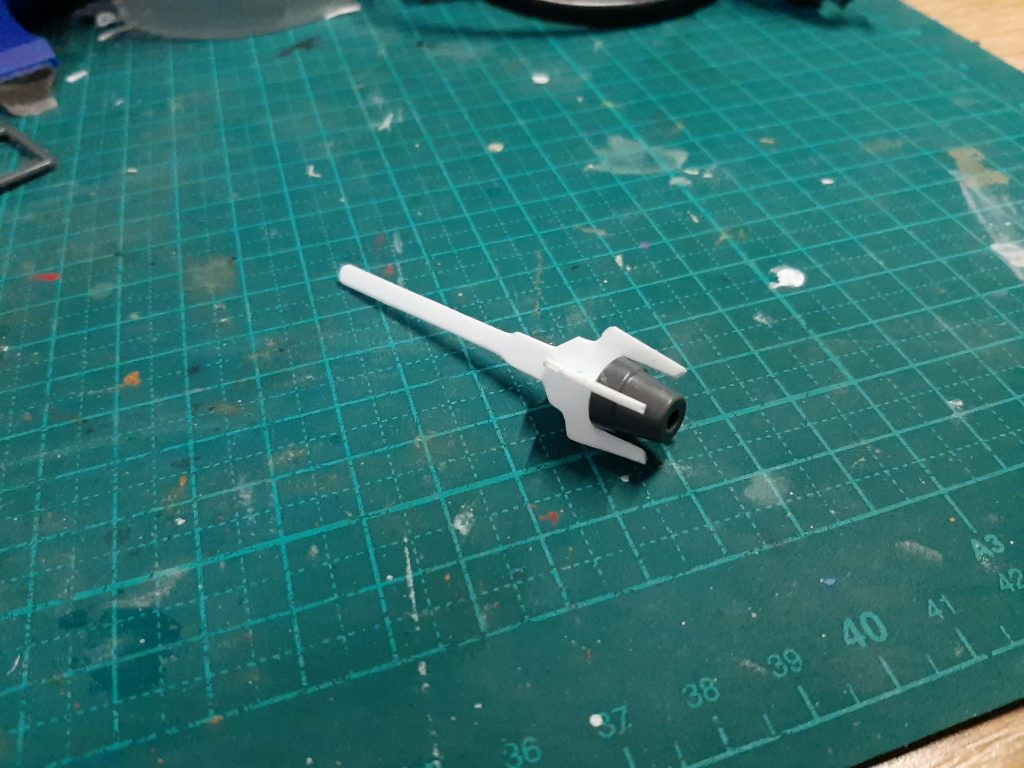 ▲パンツァーファウストはプラ板で基部を作成し、バーニアで弾頭を取り付けています。こちらもアルスっぽさを意識しました。