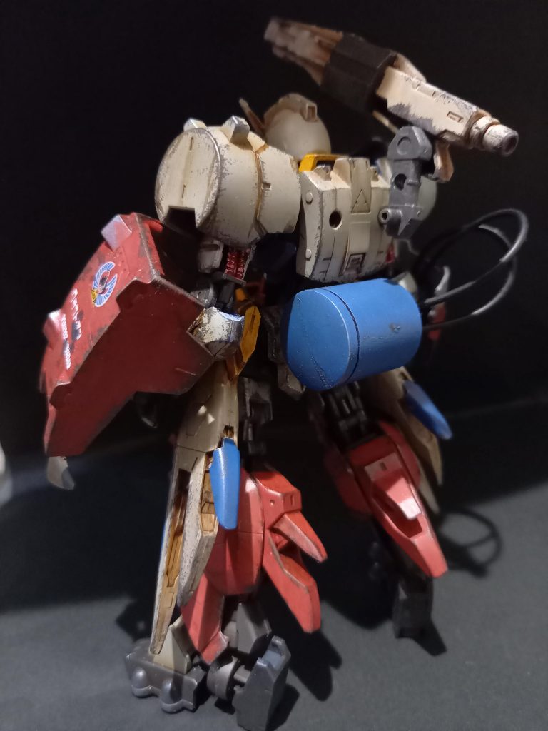 穴開けてイヤホンのコード刺してます。