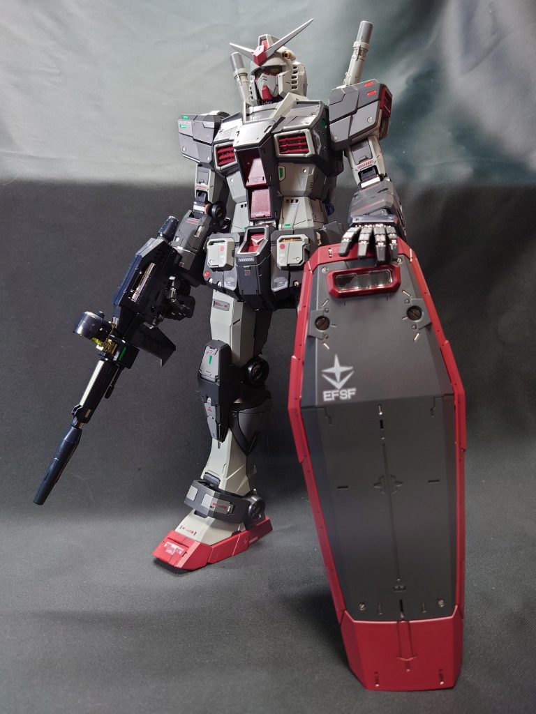 シールド置きポーズは好きです。十字取り付けると隠れるのにモールドがあるのは、やはり外せと言っているのでは?