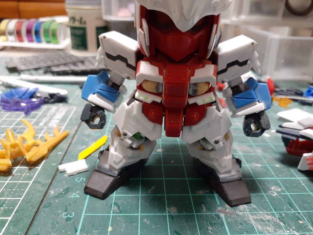 プラ板でバンシィっぽくかつ武者感を出していく腕の青いパーツはSDCSアースリィの腕のパーツを上下逆に取り付けました膝はHGユニコーンから流用スリッパとふくらはぎはBB戦士バンシィアンクルガードを劉備ユニコーンから流用足首にSDEXのジョイントを使用