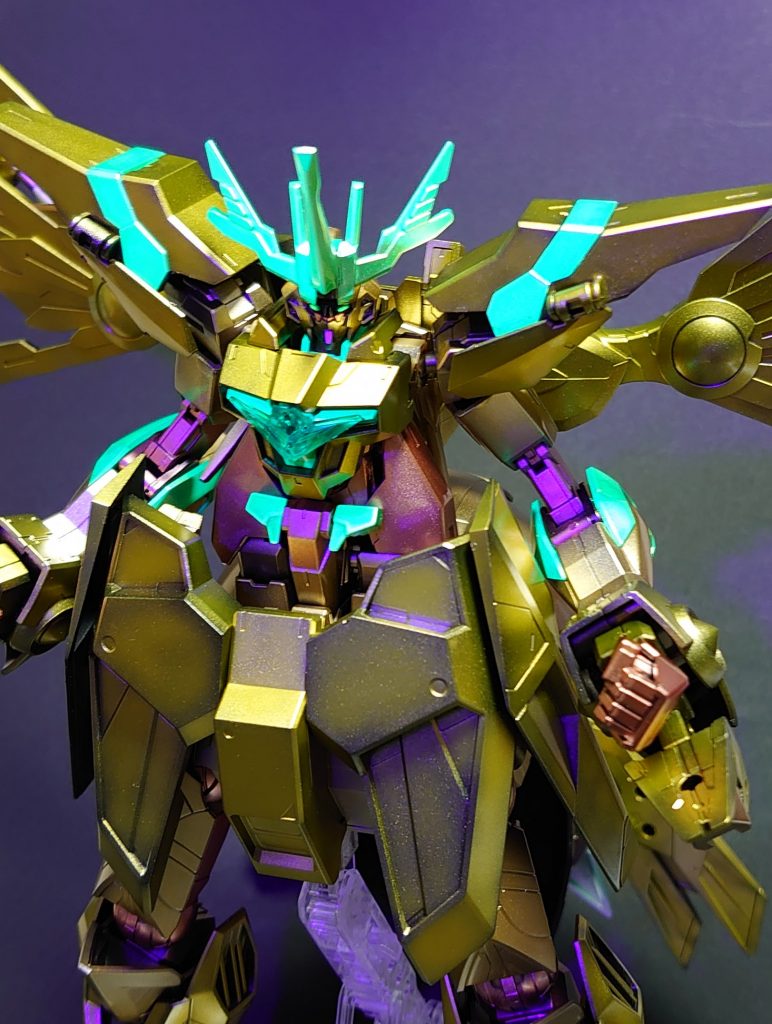 グリーン部分は蛍光塗料で光ります。