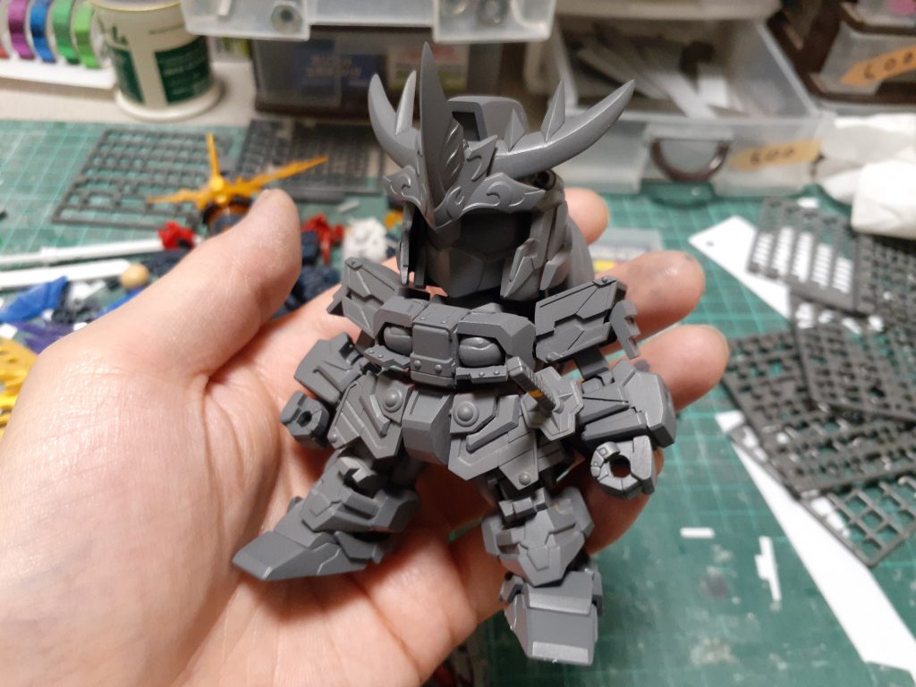 サフで色を統一してバンシィらしくなっているかも確認しつつ処理の甘いところを探して修正