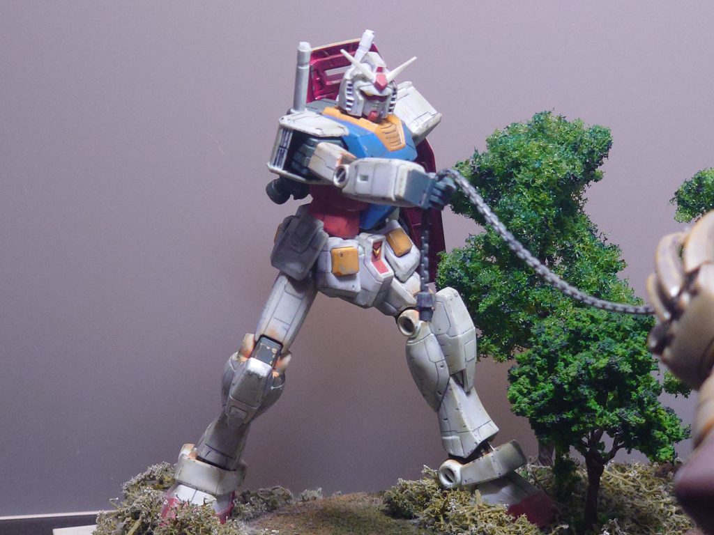 頭の大きさや手足の長さ太さなどスタイルのバランスが良く、はじめから情報量が多い「ガンプラスターターセット2」のガンダムを使いました。ガンダムハンマーも付いてきましたが鎖が本物になっていて、垂れ下がり方が不自然になってしまうので武器セットの樹脂製鎖をライターで炙って形をつけました。