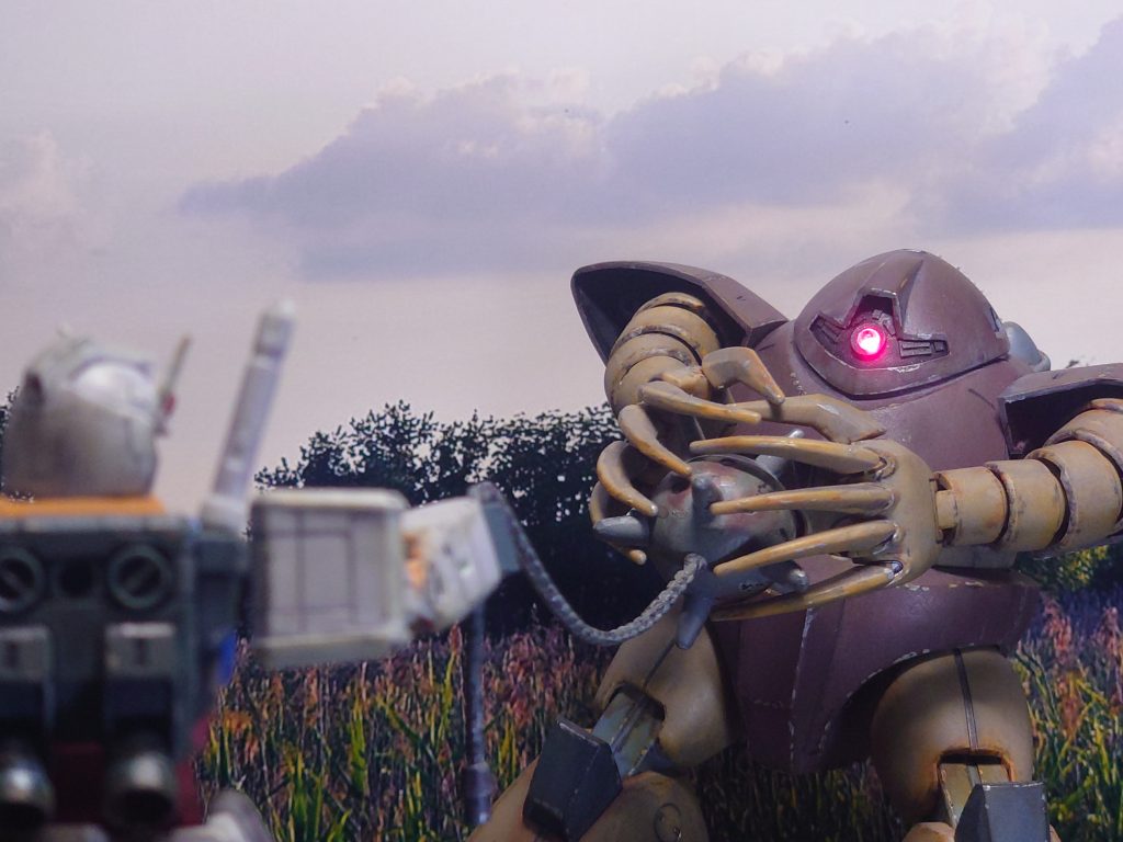 アニメではガンダムハンマーが有りえないくらいの大きさでしたが、今回旧キットの武器セットを使ったのでゴックの手にすっぽりと収まってしまい迫力にかけてしまいました。