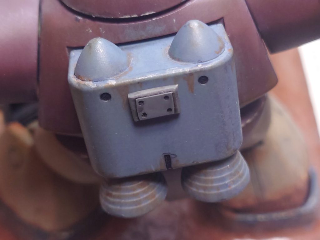 バックパック中央に、プラバンで角モールド風スイッチを自作。このスイッチを横にスライドさせるとLEDが点灯します。