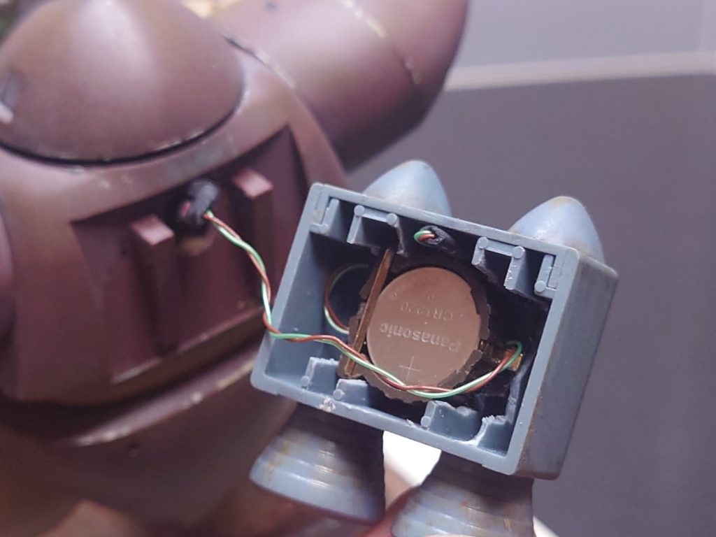 電池ボックスはバックパックに内蔵。(こちらもクレオスのLEDモジュール用電池ボックス)