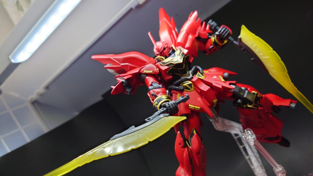 めちゃめちゃわかりづらいですが、ビームアックスの根元を白とクリアイエロー調色したもので吹き付けてちょっとだけグラデみたいにしてます。