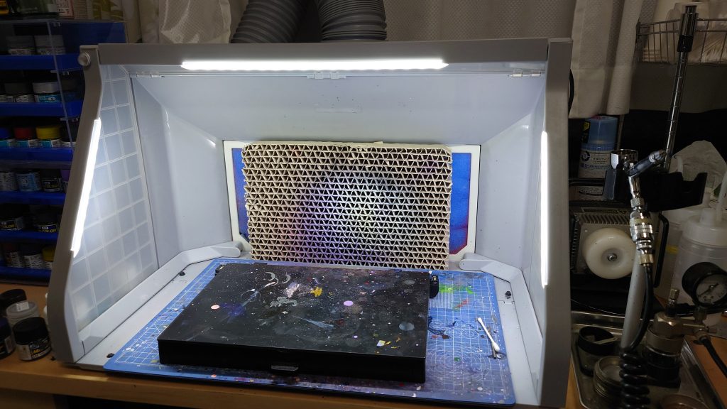 塗装ブースを新しくしました。確かサンコーのツインファンタイプの奴です。ツインファンですが電源が1つで済むので煩わしくなくて快適。風量と明るさは調節出来るのもGood。ガンガン吸い込むのでこれまでより高いエアブラシの圧力で塗装が出来るようになって効率が上がりました。クレオスのスーパーブース使ってた時は低めの圧力でしか出来なかったので…注意点として吸い込みはしますけど完全にフィルターにミストを吸着出来る訳ではありませんね。