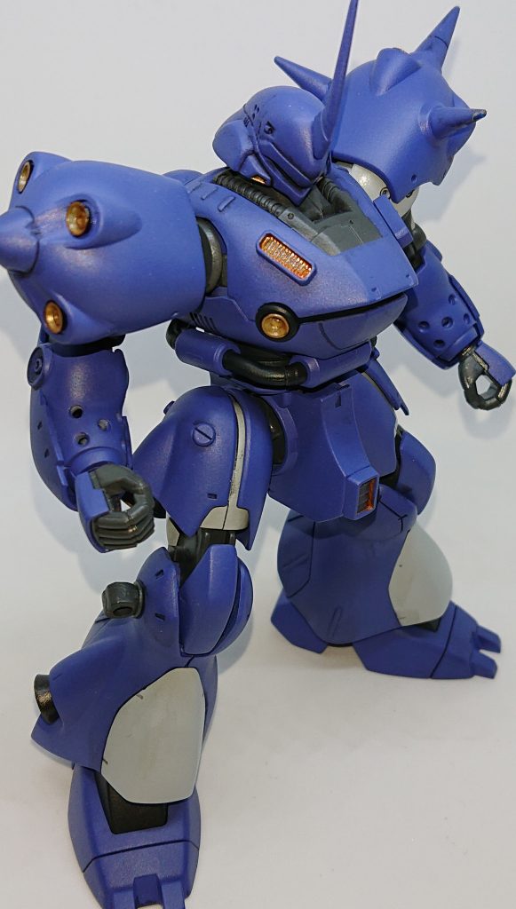 本体色は少し紫がかったブルーにしました。握り拳は余り物から拝借しました。