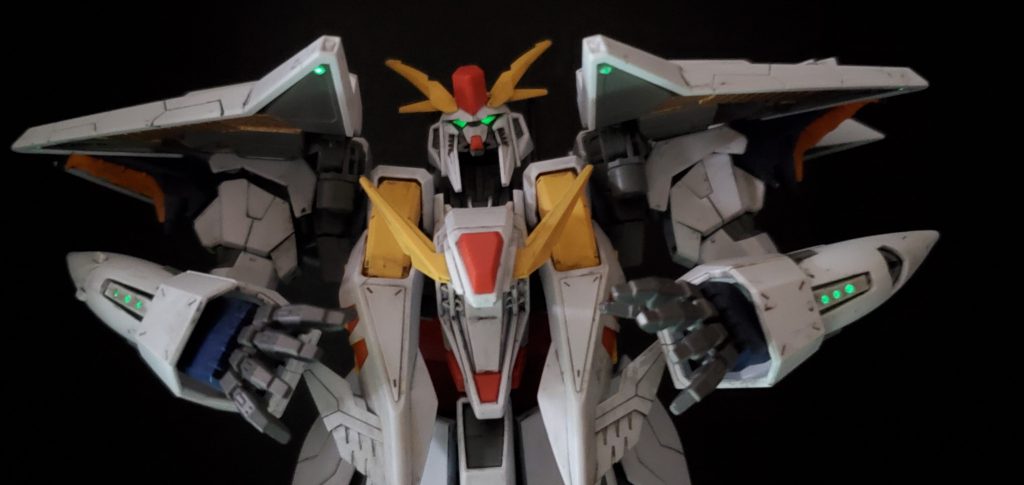 手芸屋のアクセパーツの1ミリ蓄光ビーズをピンバイスで開けた穴に入れました。全天周モニターの機体各所のセンサーカメラ?もしくはサイコミュの伝達部?そんな設定も面白いかもです☆