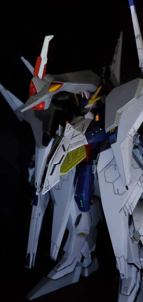 こちらにも蓄光ビーズをアクセントに。フライトユニット機首?の内部にも入れて、クリアー赤で塗装。ちょいちょい色を変えています。