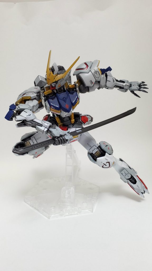 可動範囲も優秀でよく動いてくれます。装甲からチラッと見えるガンダムフレームが良きです