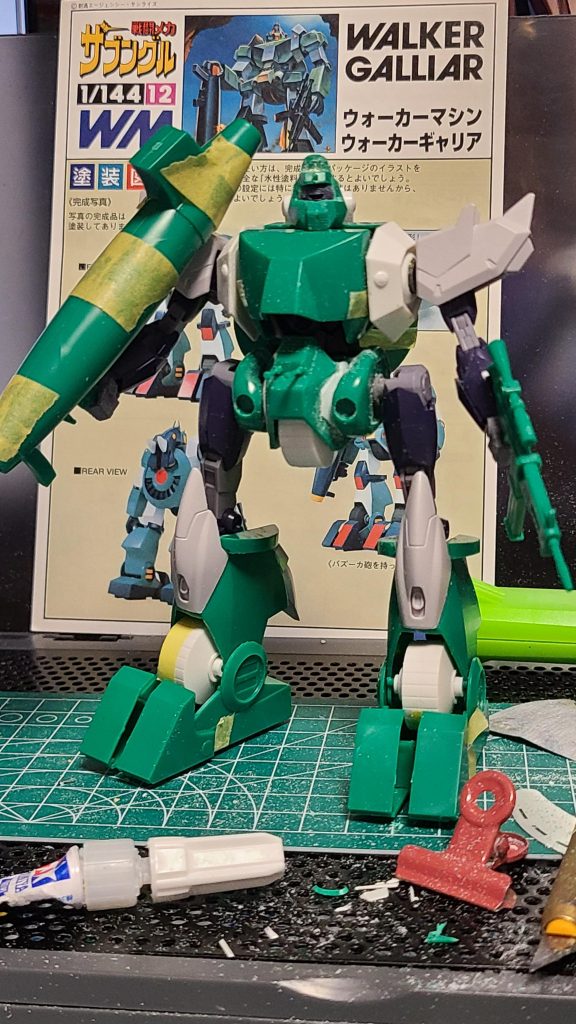 ▲胴体アーマーはネオジム磁石で接続し、白い部分は余ったポリキャップを仕込み、パテで接着