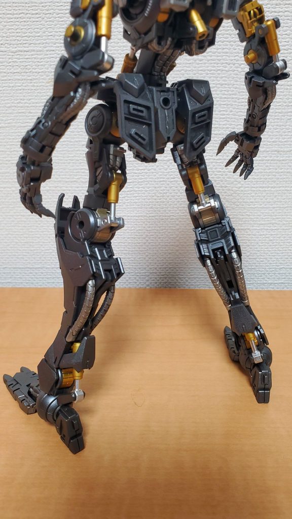 ガンダムフレーム部分はほぼ単色でしたが、色分けすることで正密度がアップしたように思います。今回初のMG全塗装でしたがパーツ分けが細かく塗装がしやすいこともありホワイト部分はホワイトとグレーのツートーンカラーに仕上げてみました。金属感を出しすぎず落ち着いた色味に仕上げることが出来て自分でも気に入っています。