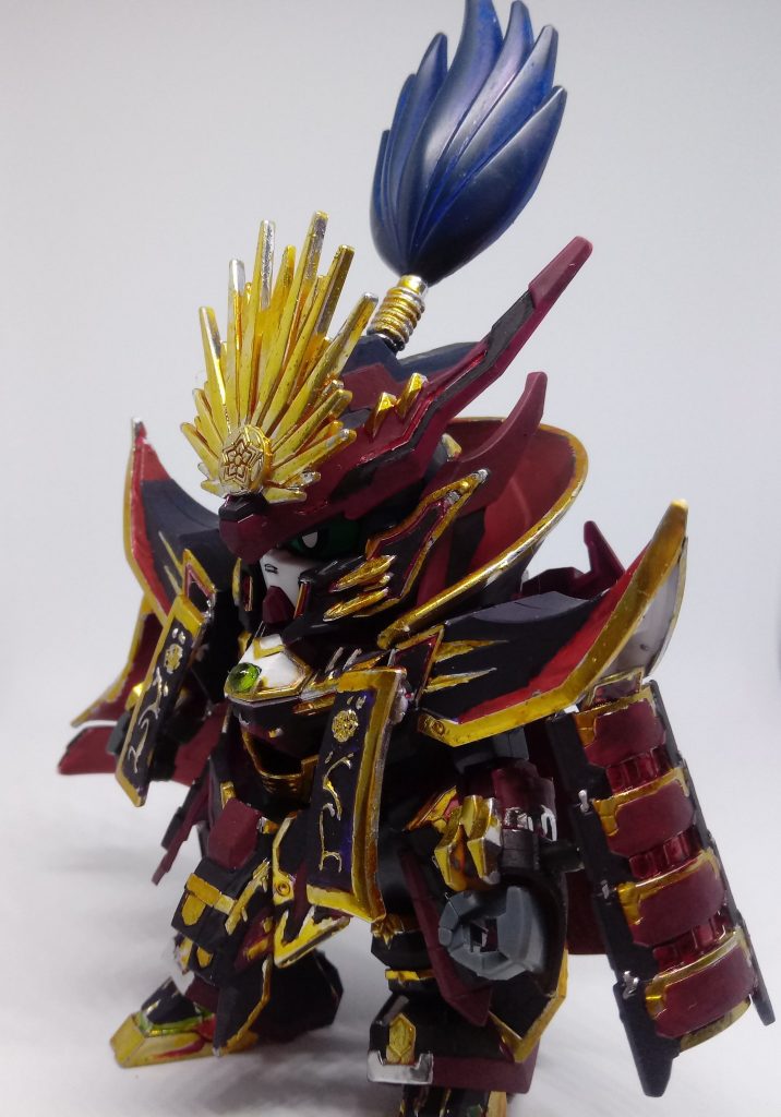 織田信長に対する印象と理解は傲慢で自信に満ち、威厳があり、と彼はまた南蛮風も好きなので、今回はメタリックゴールドとメタリックレッドで南蛮装甲のスタイルを表現しました。ただし、オリジナルのフロントスカートは使用していませんでした。可動性を考慮し、脚を強調したいということは別として、オリジナルのSD戦国伝キャラクターデザインスタイルと一致させることがより重要です。