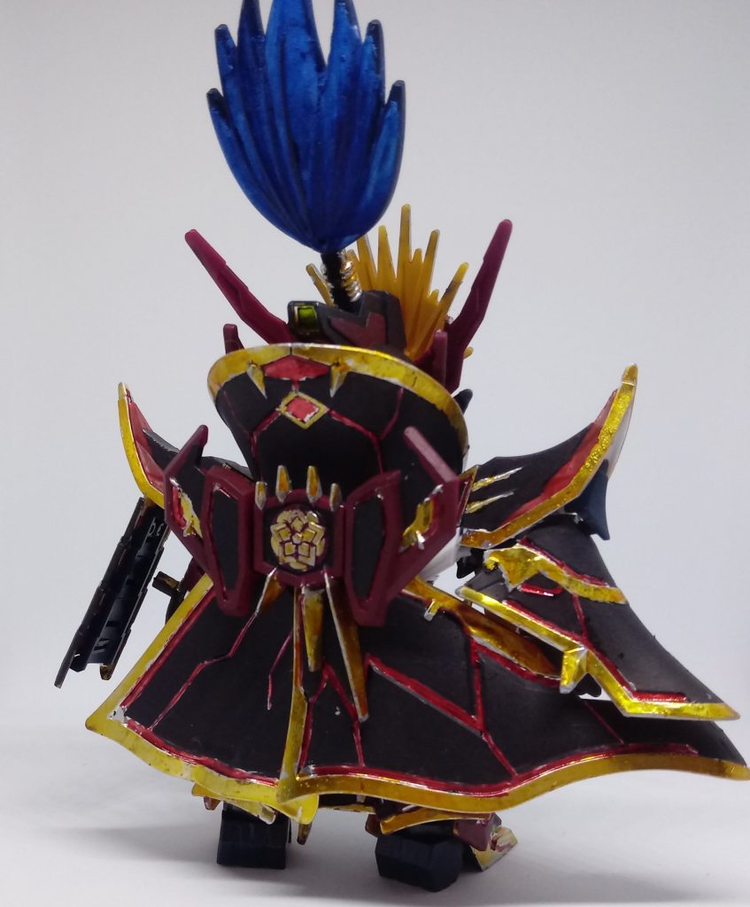 マントのスタイルは、メタリックな赤い線と金色のエッジで統一されたカラーマッチングに変更されます