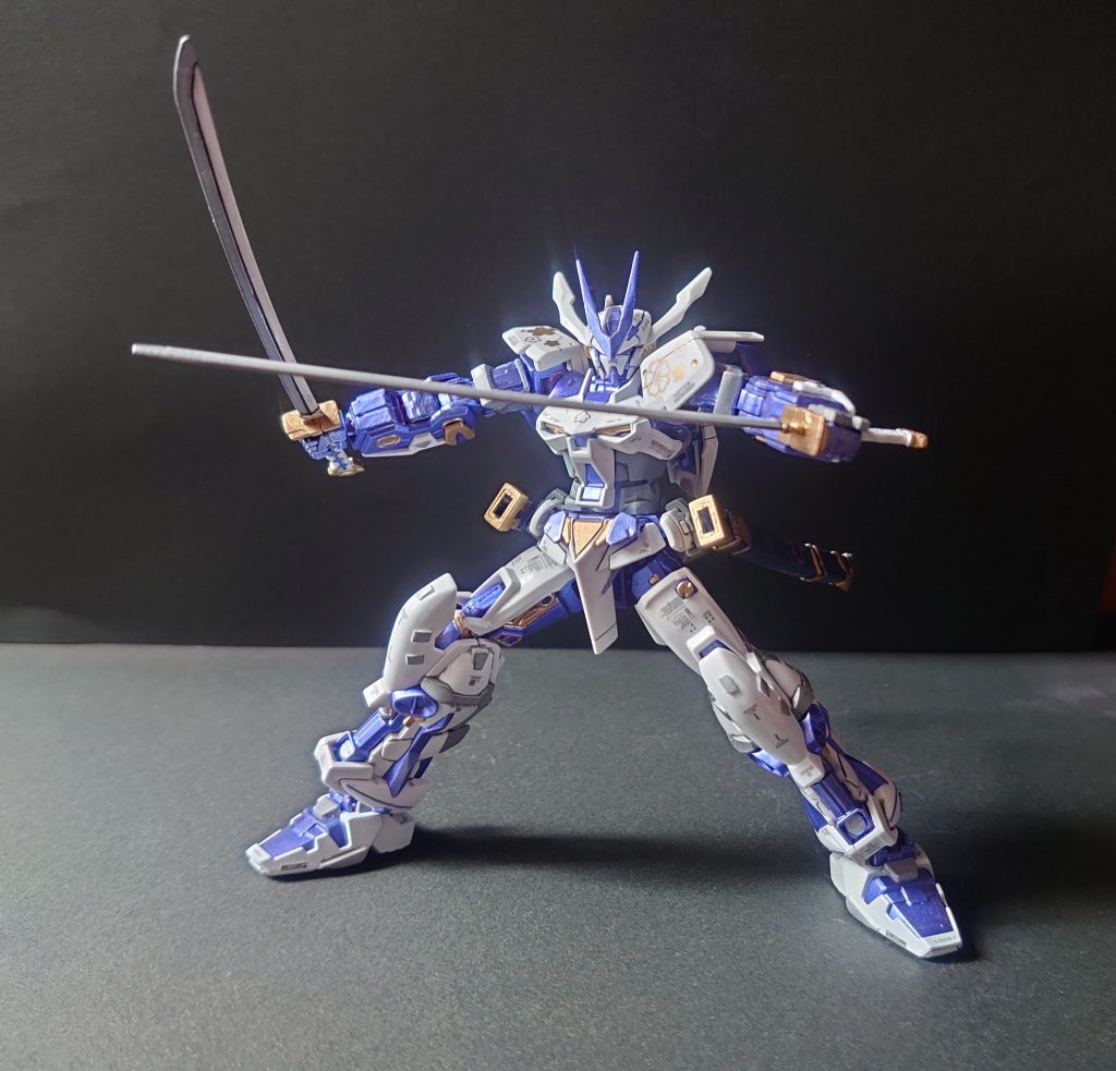 二刀を携え、近接に特化した仕様