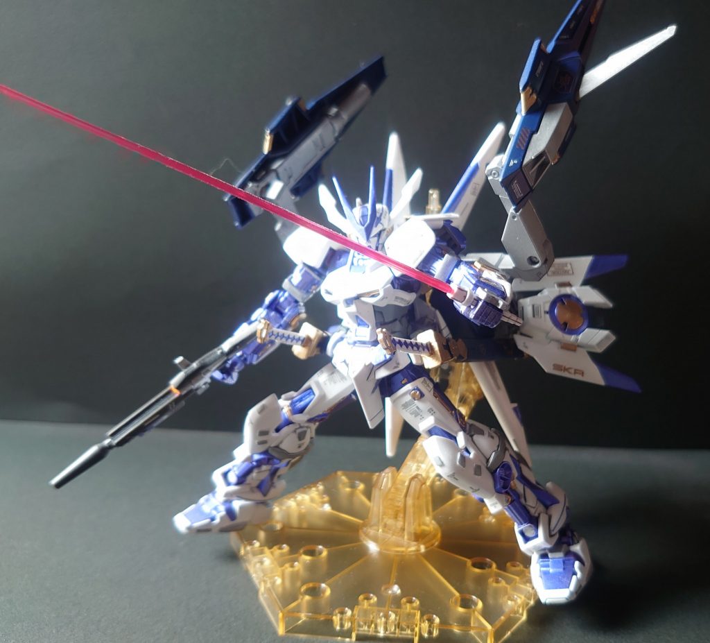 ビームサーベルも装備しており、対応力の高い機体に